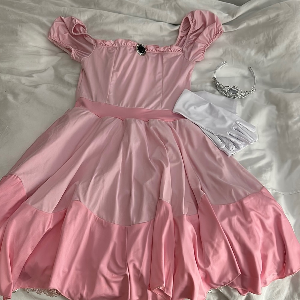 Women’s princess peach costume, size large